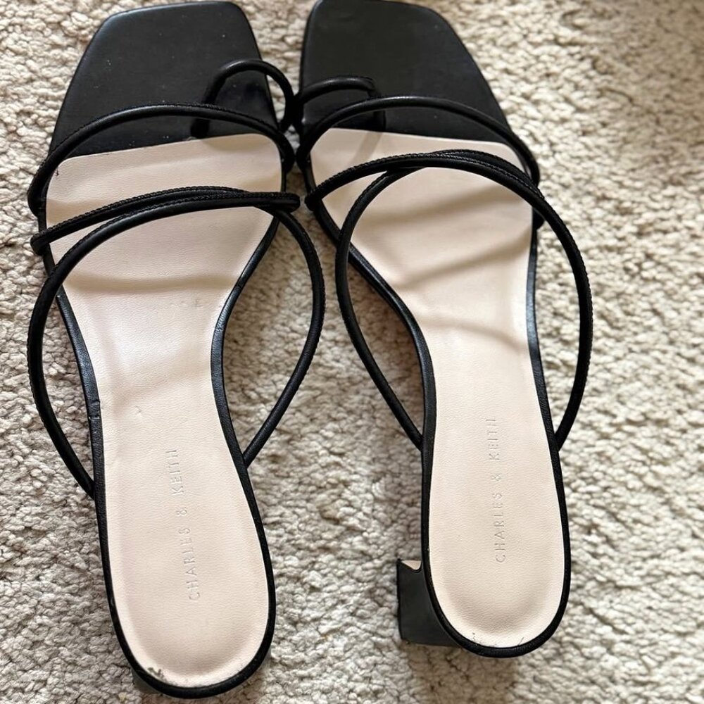 Charles and Keith Black Strappy Toe Ring Sandals in Size 8